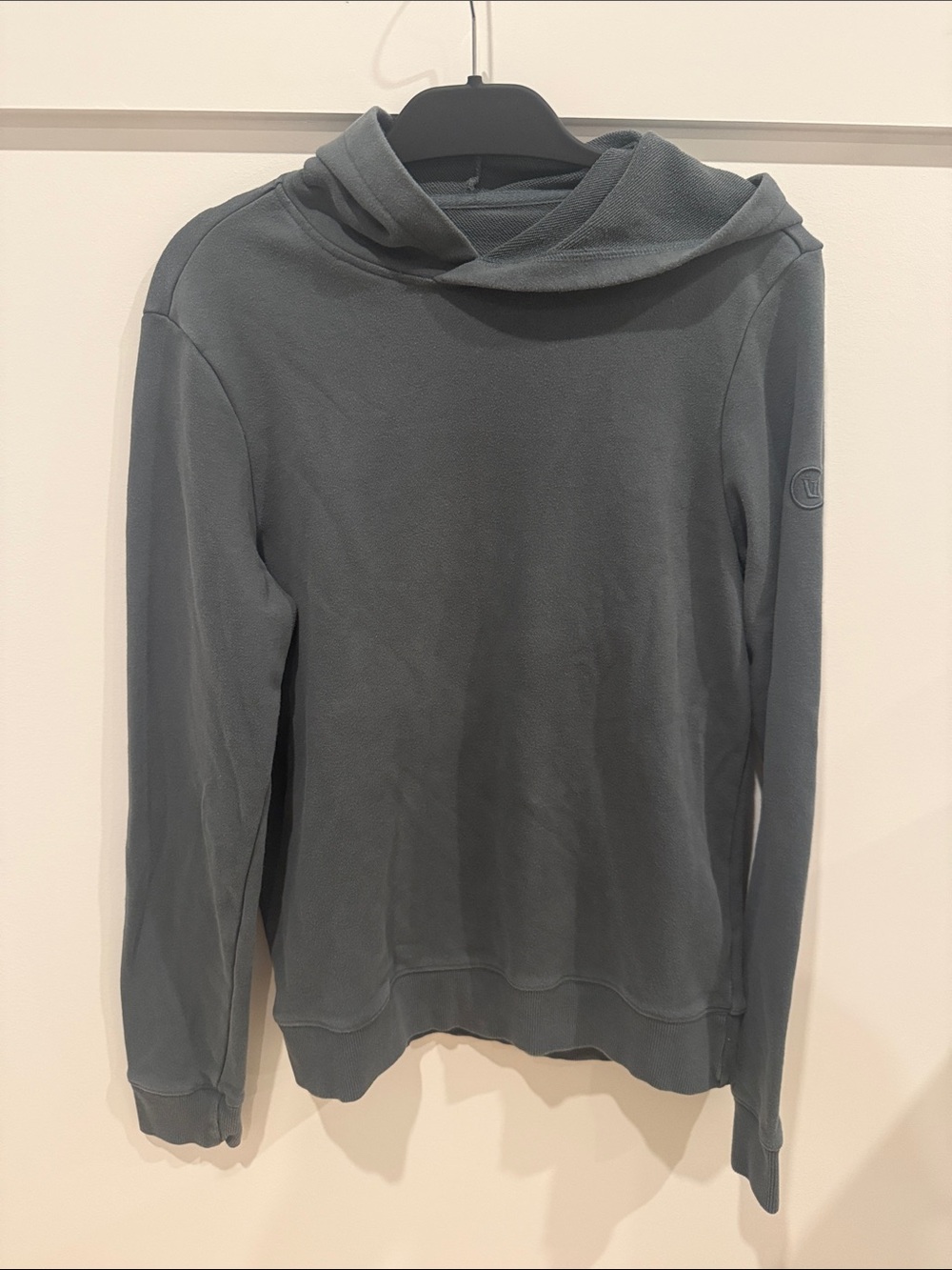 Vuori Men’s Slate Hoodie Pullover in Charcoal